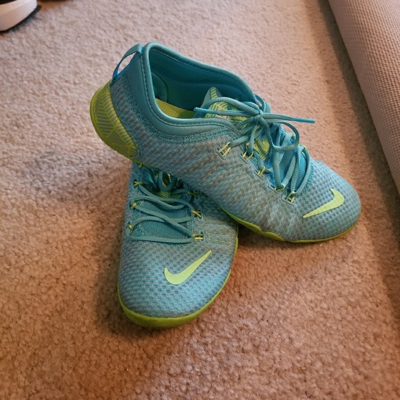 nike minimalist sneakers